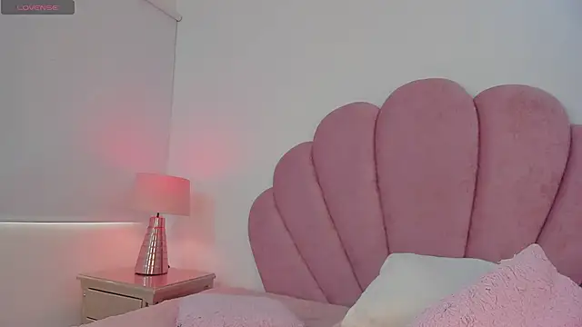 Snapshot of Nicole_Paradise chatting on January 20, 2025, 4:01 pm Nicole Paradise online show from January 20, 2025, 4:01 pm