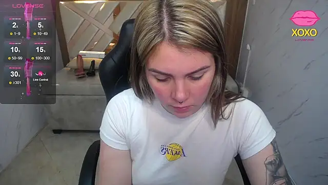 Snapshot of Paula_b_ chatting on April 1, 2026, 1:52 pm Paula b online show from April 1, 2026, 1:52 pm