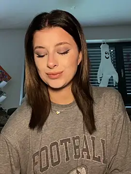 Mia-Minou online show from October 10, 2025, 9:41 am