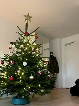 Mia-Minou online show from December 2, 2025, 9:36 am