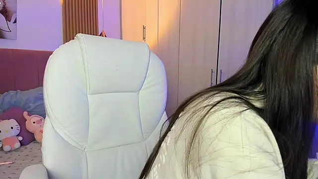 mia nevaeh online show from October 27, 2025, 9:08 pm