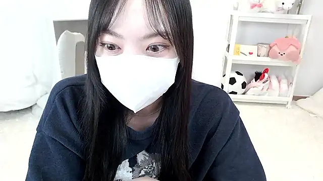 Snapshot of momo_room chatting on April 25, 2026, 11:02 am momo room online show from April 25, 2026, 11:02 am