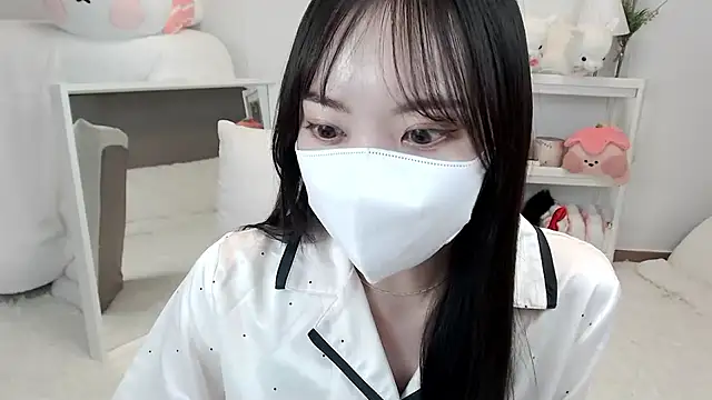 Snapshot of momo_room chatting on May 15, 2026, 11:17 am momo room online show from May 15, 2026, 11:17 am