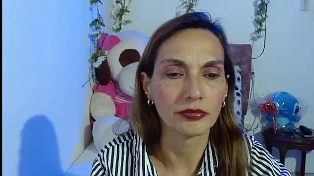 italagomez  online show from November 28, 2025, 12:24 am