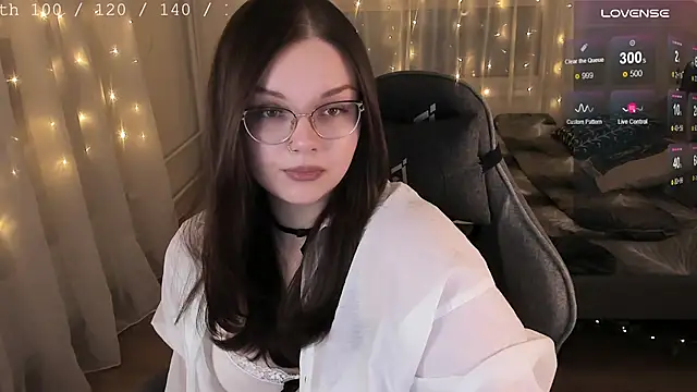 EvaBae online show from December 3, 2025, 7:45 pm