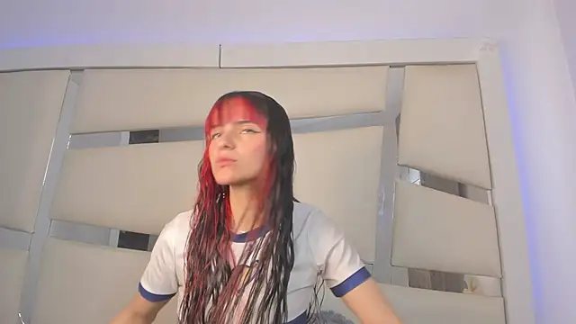 chrystal js online show from February 24, 2025, 1:21 pm