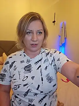 Snapshot of zarina3003 chatting on January 6, 2026, 12:47 am zarina3003 online show from January 6, 2026, 12:47 am