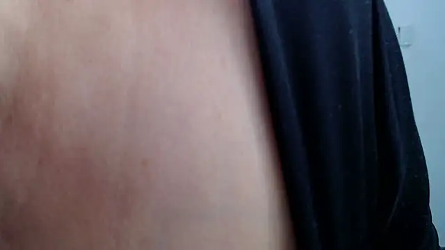 Snapshot of LiaDumond chatting on November 14, 2025, 2:32 am LiaDumond online show from November 14, 2025, 2:32 am