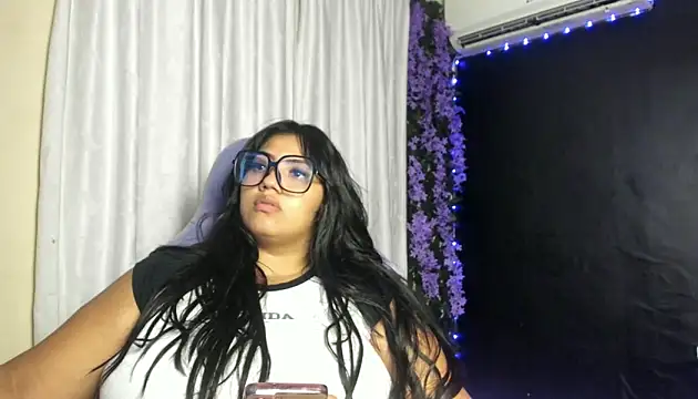 Snapshot of AvrilRizoX chatting on April 17, 2026, 5:43 am AvrilRizoX online show from April 17, 2026, 5:43 am