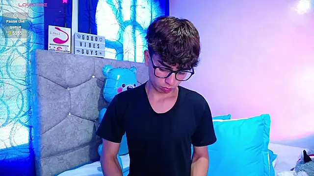 OwenBluee online show from December 6, 2024, 2:06 pm