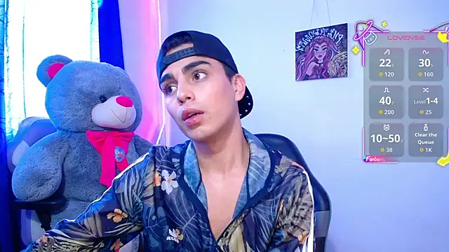 Snapshot of OwenBluee chatting on May 4, 2026, 7:32 pm OwenBluee online show from May 4, 2026, 7:32 pm