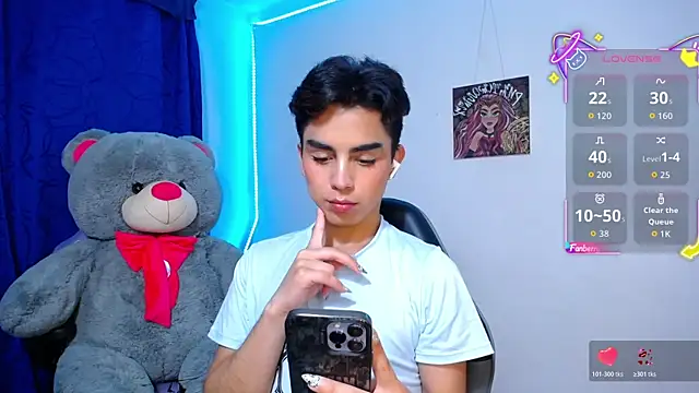 Snapshot of OwenBluee chatting on May 11, 2026, 5:35 am OwenBluee online show from May 11, 2026, 5:35 am