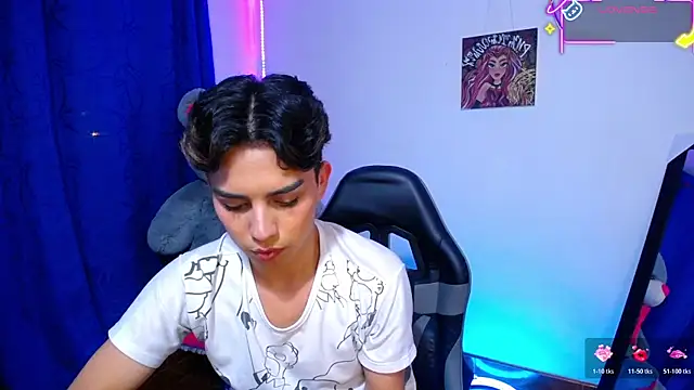 Snapshot of OwenBluee chatting on June 9, 2026, 7:42 am OwenBluee online show from June 9, 2026, 7:42 am