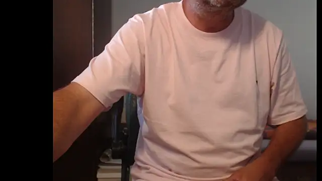 tuttiluss44 online show from June 4, 2026, 7:47 am