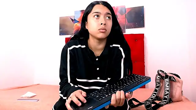 SweetLatiin  online show from October 24, 2025, 9:11 pm