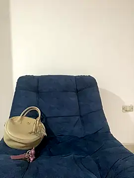 SweetLatiin  online show from November 19, 2025, 8:20 pm