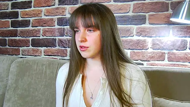 Sofia Hugs online show from October 28, 2025, 6:43 pm