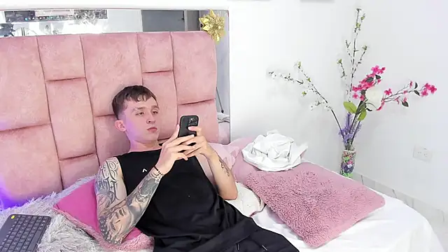 Dylanwhite23  online show from January 29, 2025, 2:09 am