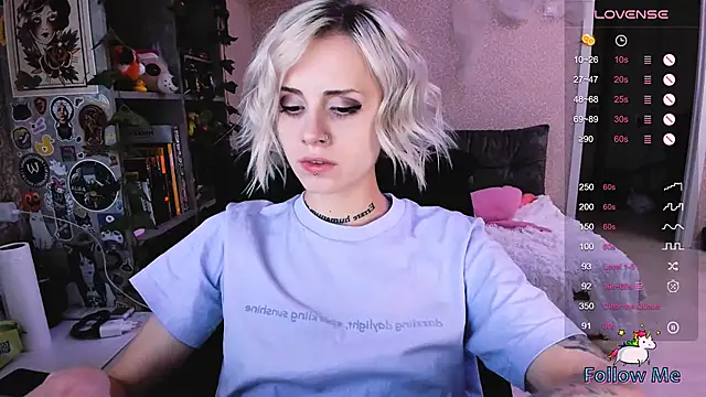 NaniMoore online show from October 15, 2025, 8:42 pm