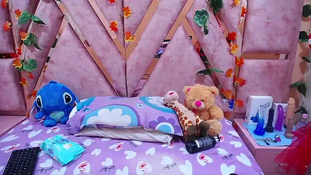 Emmily Walker online show from December 18, 2024, 12:18 pm