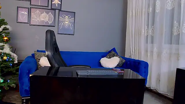 AnneHove online show from December 18, 2025, 3:56 am