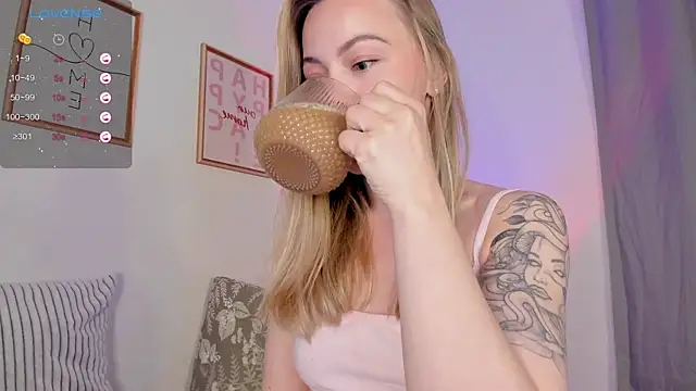 Snapshot of damn_cutie chatting on October 17, 2025, 4:53 pm damn cutie online show from October 17, 2025, 4:53 pm
