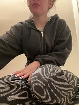 Snapshot of Holly-Glamour chatting on March 4, 2025, 12:50 am Holly-Glamour online show from March 4, 2025, 12:50 am