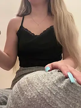 Snapshot of Holly-Glamour chatting on March 21, 2025, 5:54 am Holly-Glamour online show from March 21, 2025, 5:54 am