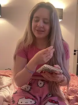 Holly-Glamour online show from March 4, 2026, 3:34 am