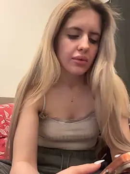 Holly-Glamour online show from March 15, 2026, 7:25 am