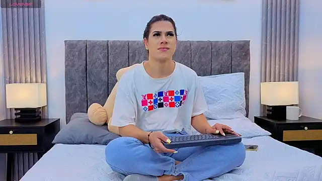 Luciana Ortiz1 online show from November 4, 2025, 2:05 pm