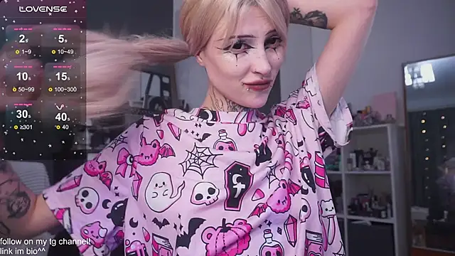 fraulein mooon online show from September 23, 2025, 8:12 pm