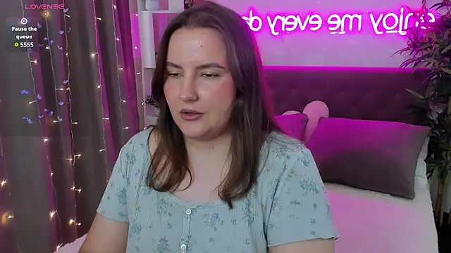 Snapshot of FeralPeach chatting on July 13, 2026, 8:39 am FeralPeach online show from July 13, 2026, 8:39 am