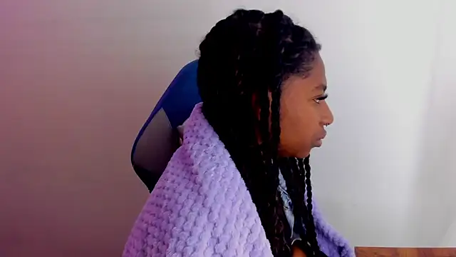 Queen perla  online show from October 30, 2025, 2:35 am