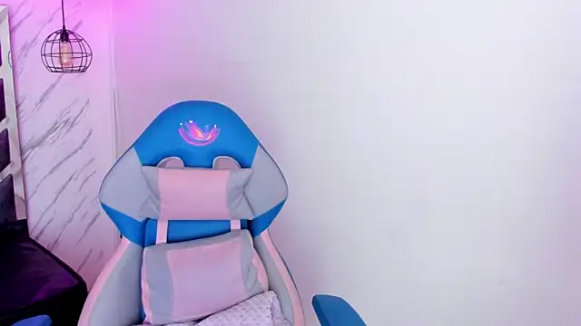 Queen perla  online show from November 3, 2025, 11:55 am