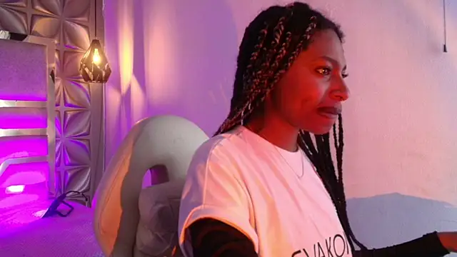 Queen perla  online show from February 4, 2026, 6:47 pm