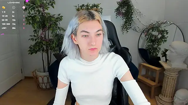 Snapshot of Mia_Cheers chatting on December 8, 2024, 1:47 pm Mia Cheers online show from December 8, 2024, 1:47 pm