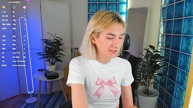 Snapshot of Mia_Cheers chatting on February 9, 2025, 1:46 pm Mia Cheers online show from February 9, 2025, 1:46 pm