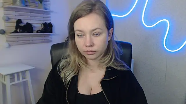 holly xglam online show from February 5, 2025, 6:13 am