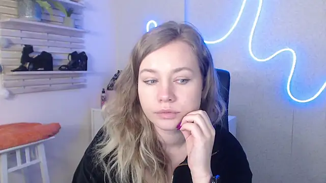 holly xglam online show from February 7, 2025, 7:29 am