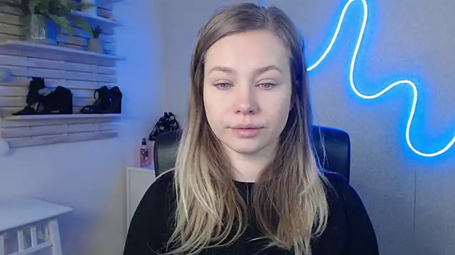 holly xglam online show from February 10, 2025, 1:35 am