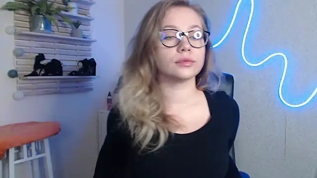 holly xglam online show from February 12, 2025, 2:14 am