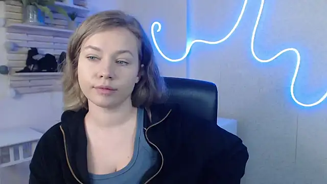 holly xglam online show from February 13, 2025, 4:32 am