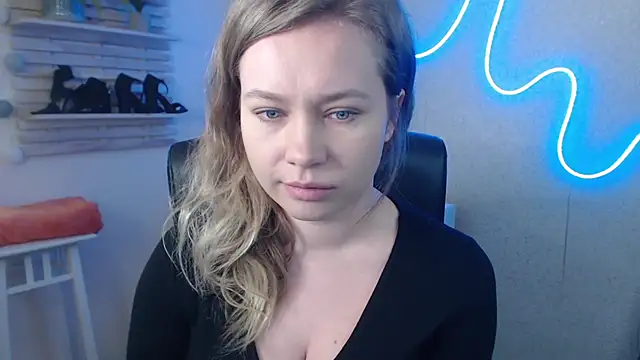 holly xglam online show from February 18, 2025, 11:11 am