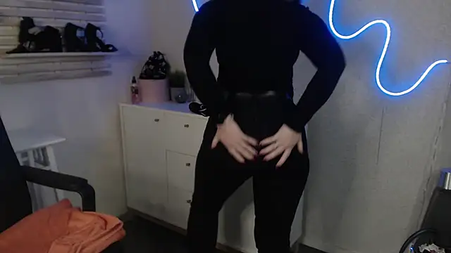 holly xglam online show from February 24, 2025, 6:27 am