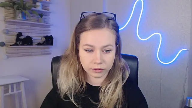 holly xglam online show from March 10, 2025, 12:18 am