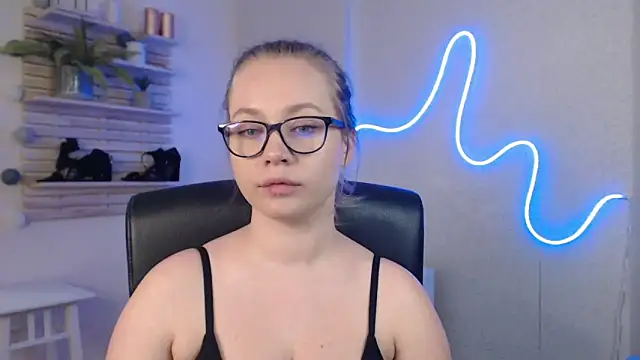 holly xglam online show from March 11, 2025, 3:48 am