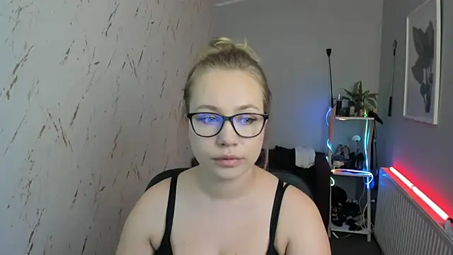 holly xglam online show from September 10, 2025, 4:51 pm