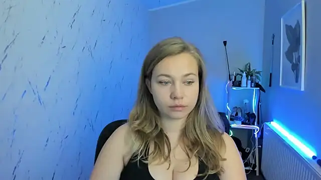 holly xglam online show from September 22, 2025, 5:04 pm