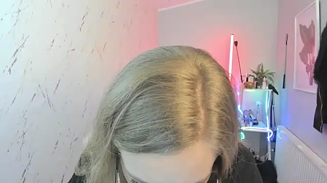 holly xglam online show from October 8, 2025, 5:10 pm